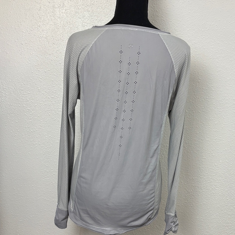 1328 Lululemon Gray Women's Long Sleeve Pinstriped Top. SzM